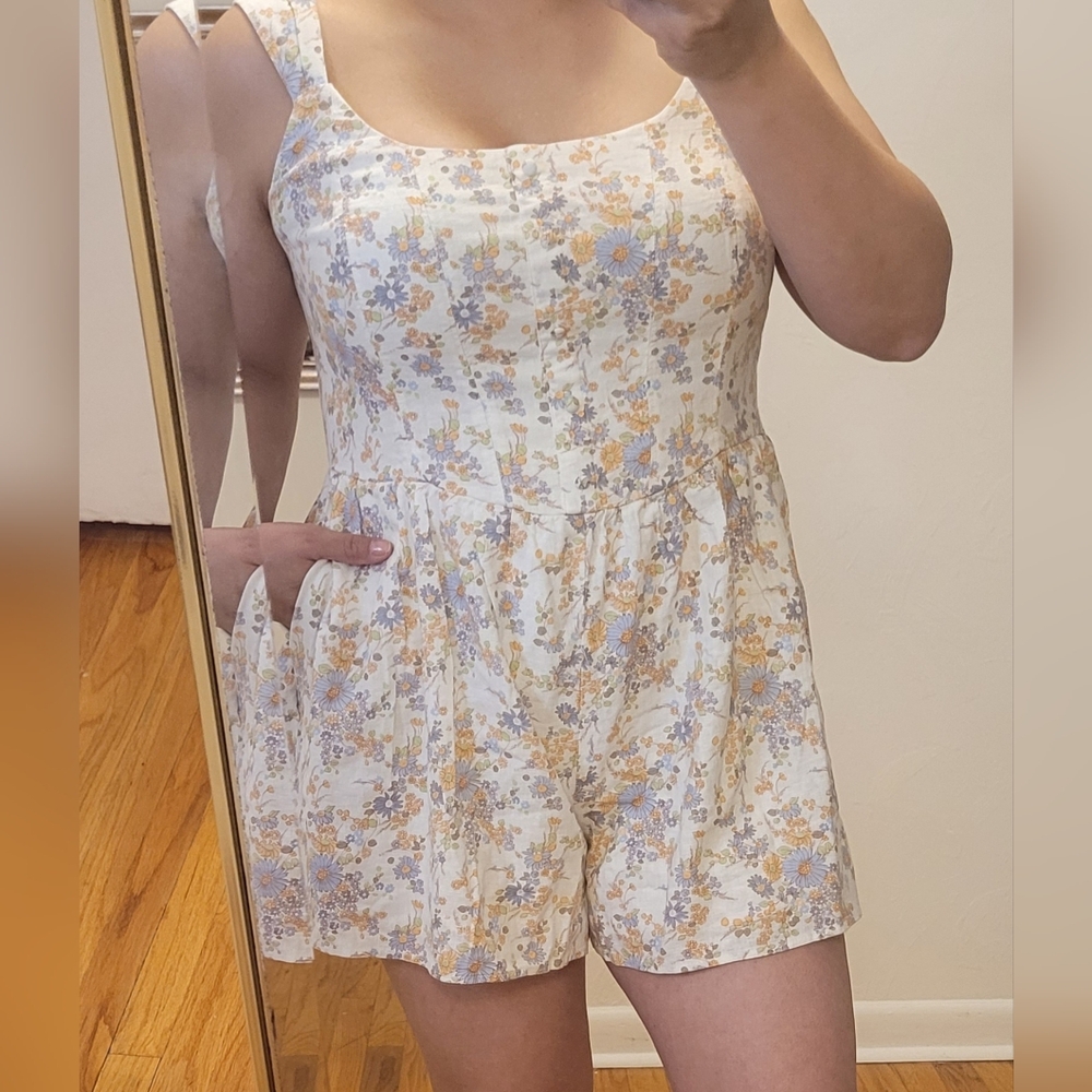 New Abercrombie & Fitch Floral Women Shorts - White and Yellow